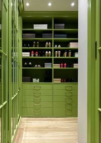 Г-образная гардеробная комната в зеленом цвете Костанай