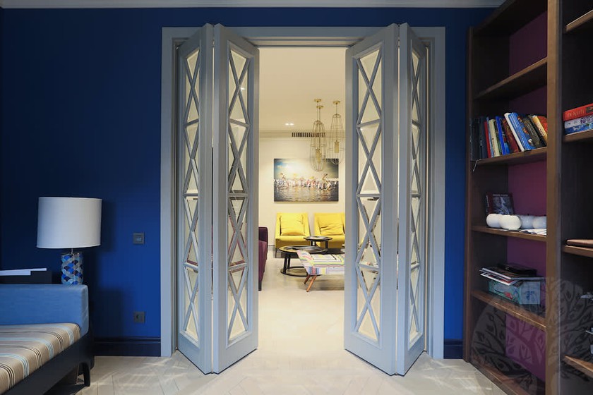 Двери гармошка  для гостиной со стеклами с разделителями Костанай