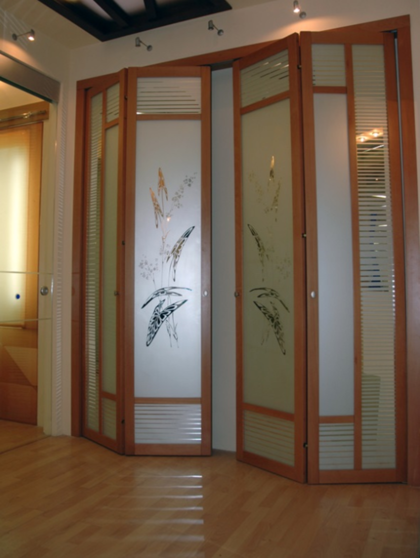 Широкие двери гармошка с матовым стеклом и рисунком Костанай