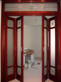 Дверь гармошка с декоративными стеклянными вставками Костанай