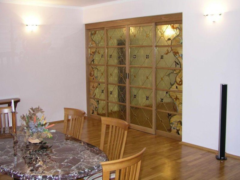 Перегородка для гостиной с цветным стеклом и декоративными вставками Костанай